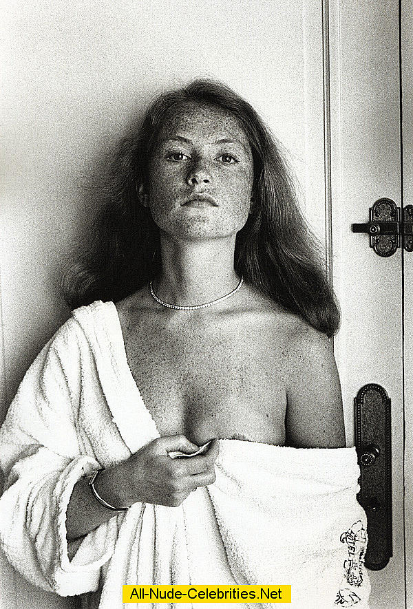 Isabelle Huppert Posing Sexy Topless And Fully Nude